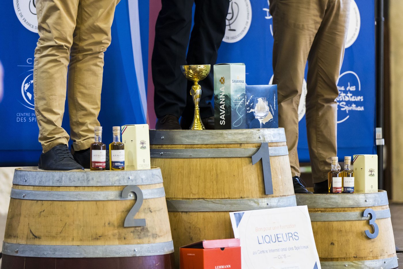 Le podium de l'édition 2026 : trois fûts numérotés et le trophée
