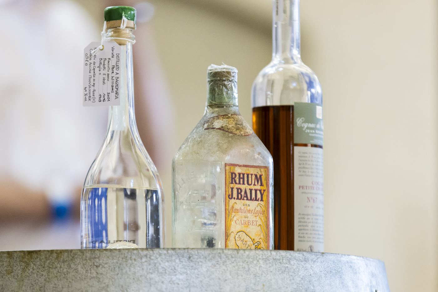 Bouteilles de rhum et d'eau-de-vie sur un fût