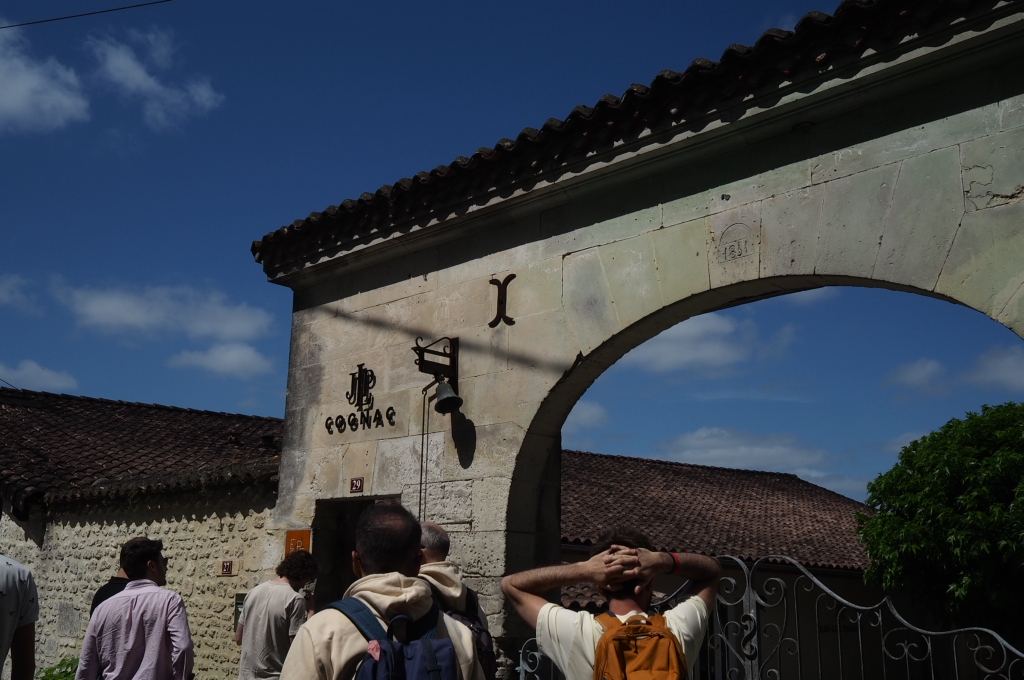 Les candidats entrent dans la cour d'un domaine de Cognac