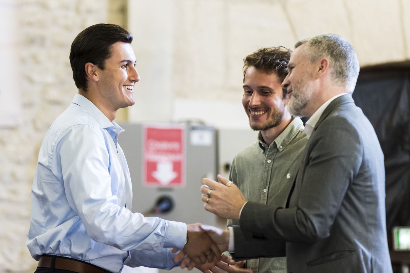 Poignée de main entre un candidat et un organisateur