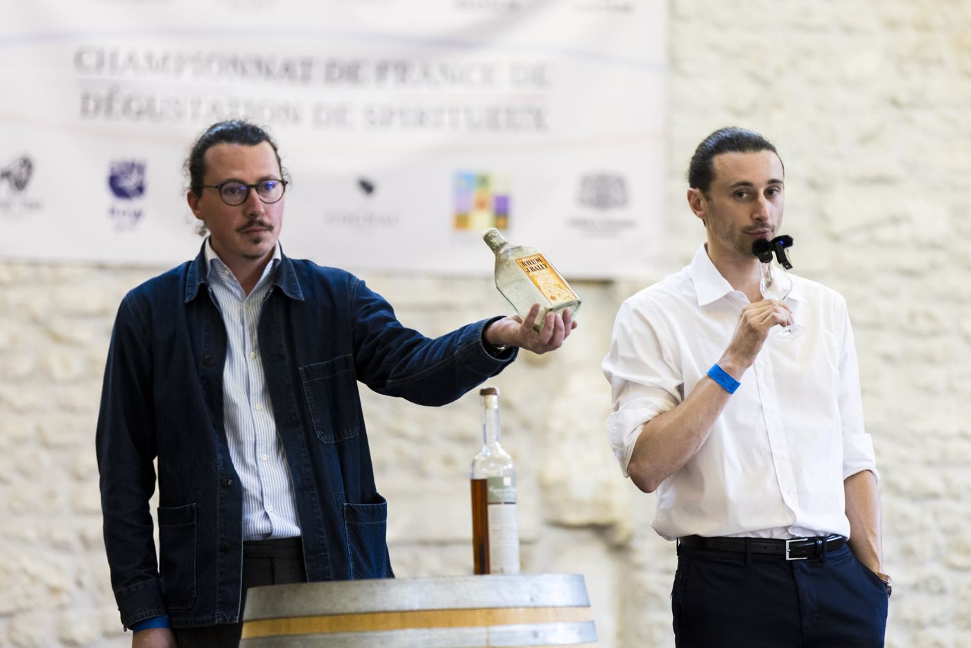 Deux membres du jury dégustent devant le photocall
