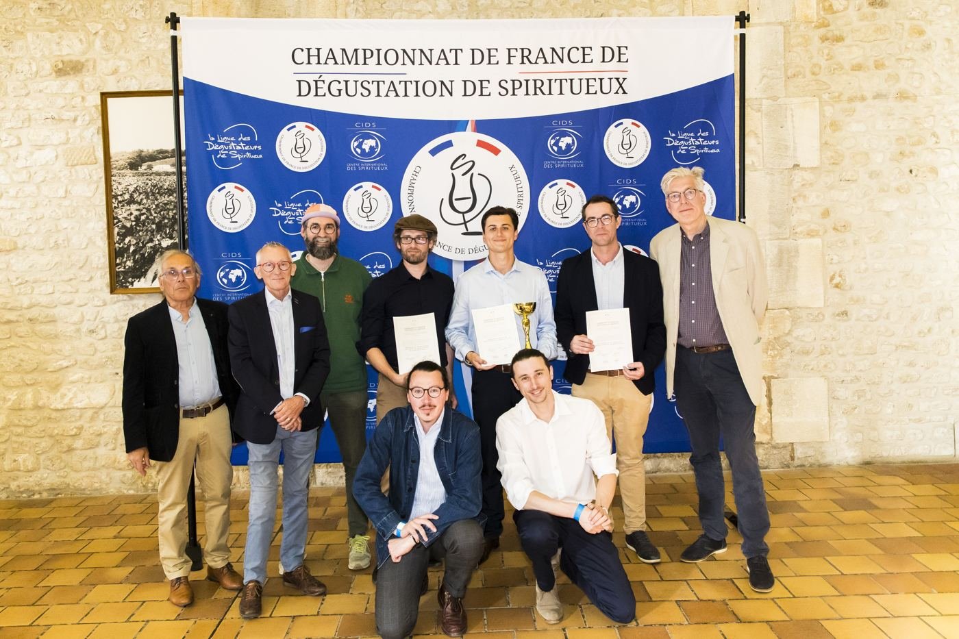 Les trois premiers de l'édition 2026 avec le président du CIDS et les membres du jury