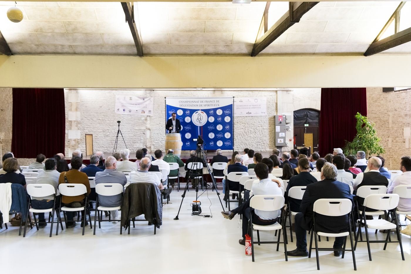 La salle du CIDS, le public face à la scène et au photocall du championnat