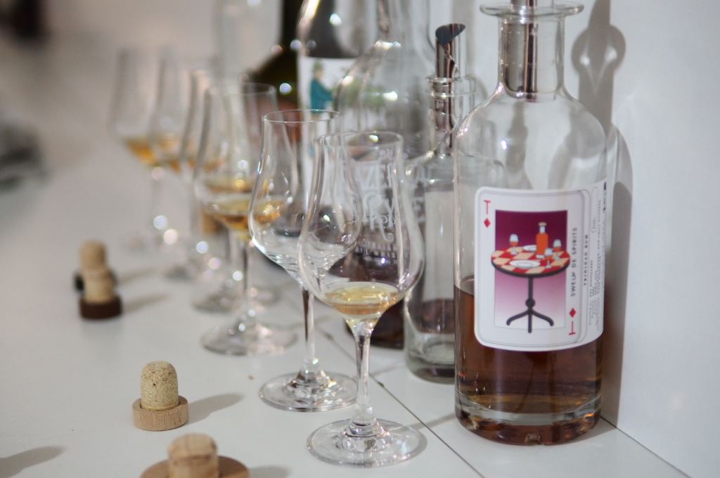 Verres de dégustation alignés à côté d'une bouteille